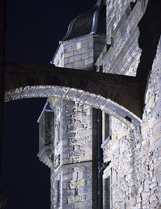 拉根将爱丁堡城主要的两座建筑连接在一起的拱门夜晚左边的墙壁溶解到夜空中阴影变得戏剧化了照明建筑学图片