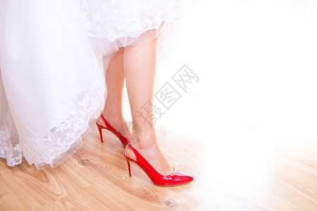 新娘穿着婚纱和鞋姻礼概念形象庆典浪漫高的图片