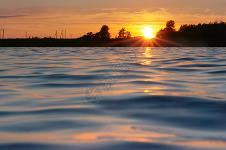 水面上的夕阳图片