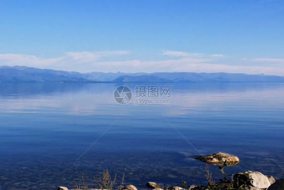 波纹海岸线Baikal湖蓝色清水的风景美丽天空图片