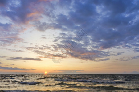 浪漫的海上日落图片