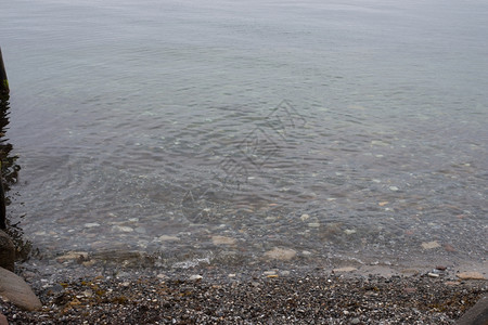 用鹅卵石在海岸上的水波纹用小鹅卵石在海滩上的水波纹茶点有质感的海浪图片