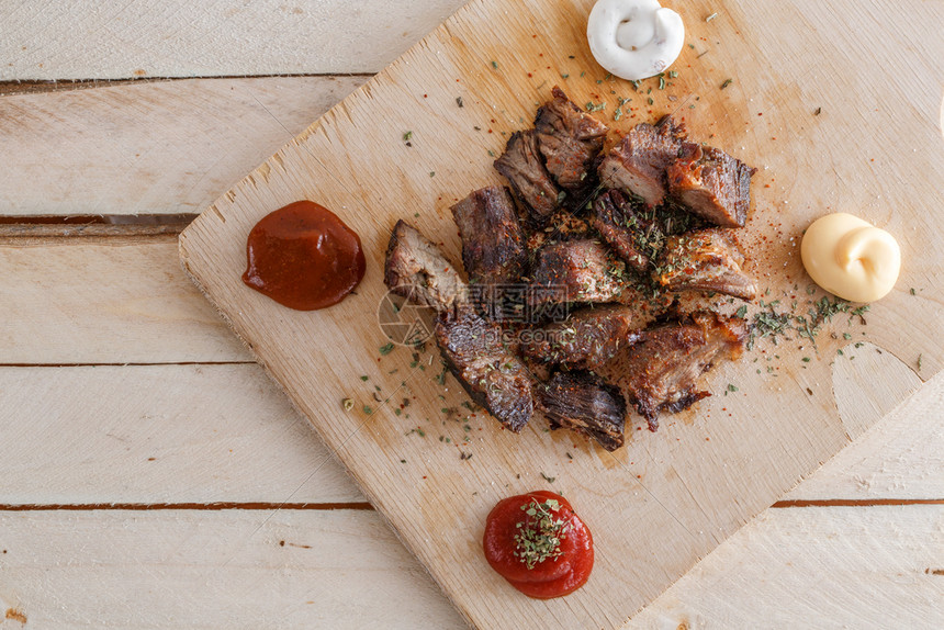 烤肉片和木盘上的香料配有四类肉酱汁火腿盘子鱼片图片