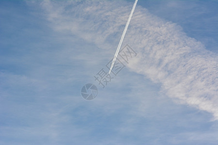 航班蓝色天空中的体踪迹引擎图片