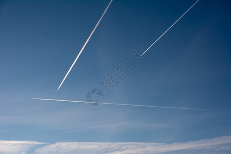 喷射缩合白色的蓝天空中体图片