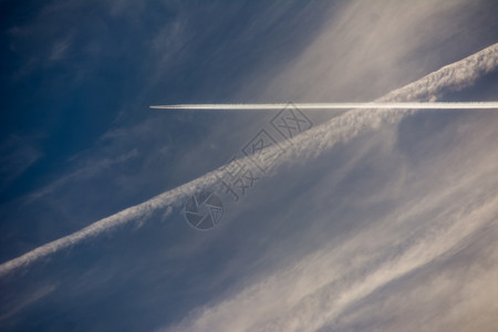 轨迹飞机白色的蓝天空中体踪迹设计图片