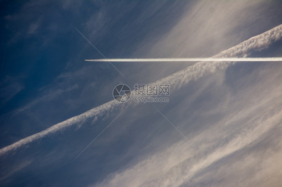 飞机白色的蓝天空中体踪迹图片