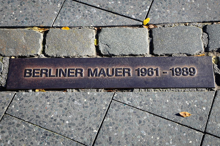 记得柏林墙的街道上标志的详情在柏林摄影生活记住图片