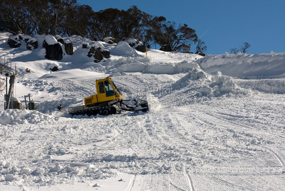 冬季雪山雪景里的清雪机图片