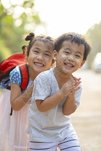 玩两个可爱的亚裔男女儿童笑着脸学校齿图片