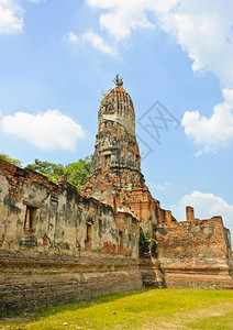 历史蓝色的古老泰国Ayutthaya古代塔图片