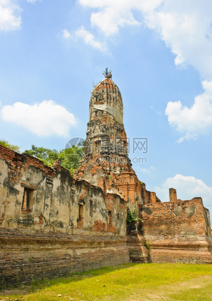 历史蓝色的古老泰国Ayutthaya古代塔图片