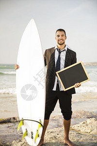 展示黑板和冲浪板的商人图片