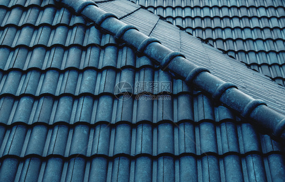 下雨住宅在天的建筑概念细节上拍摄的蓝色潮地砖屋顶模式传统的图片