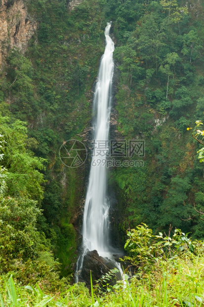 瀑布流下悬崖高的瀑布从山上向悬崖流下景观美丽的图片