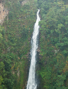 风景优美丽瀑布流下悬崖高的瀑布从山上向悬崖流下图片