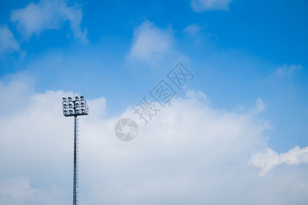 高的足球蓝色天空小运动灯蓝色的图片