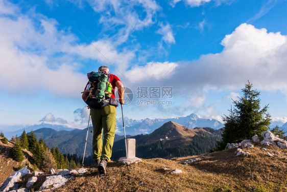 达到顶峰徒步旅行希克人走在路上图片