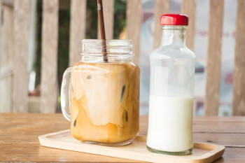 棕色的饮料木制桌上自冰咖啡拿铁股票照片牛奶图片