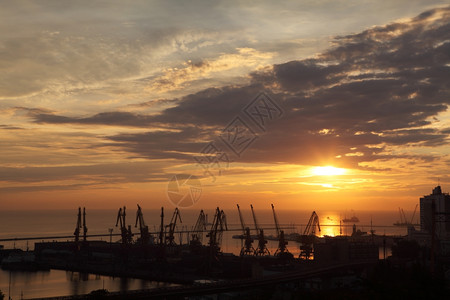 海上港口落日夕阳图片