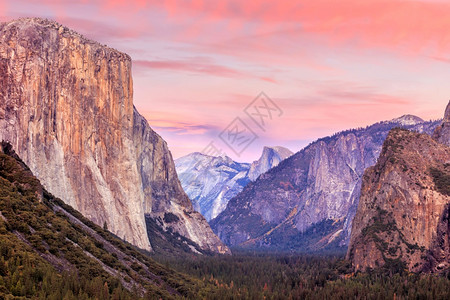 景观照明夏天地标美国加利福尼亚州日落Yosemite公园的美景水背景