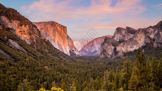 美国加利福尼亚州日落Yosemite公园的美景旅游隧道著名的图片