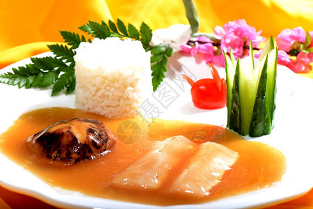当地的饥饿白盘上有米饭菜鱼片美食图片