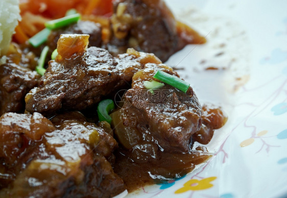 盘子芬兰传统餐食土豆驯鹿炖菜草药铁图片