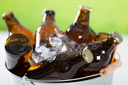 冰冻的冷新鲜啤酒瓶棕色的饮料立方体图片