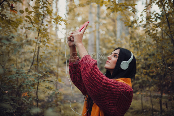 户外看手机的女人图片