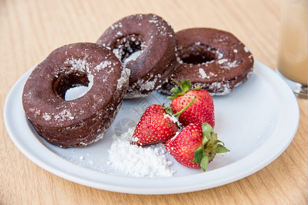 复制杯子糖巧克力甜圈新鲜草莓和冰咖啡釉面图片