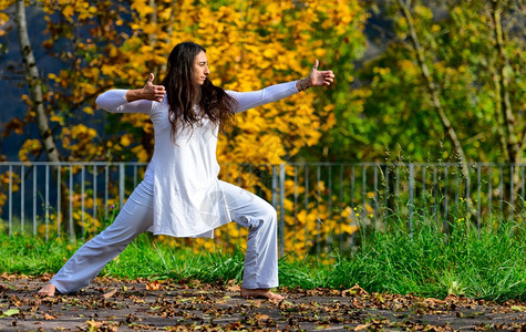 哈达碗在公园练习的手臂和瑜伽姿势位置职图片