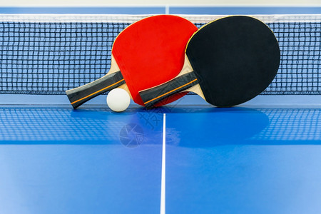 竞争的红色挑战两桌网球桨是室内体育竞赛设备以及背景概念练习黑红桌网球和一个状的Black和红桌网球场运动工具两个桌网球板是一手两图片