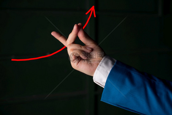 向上升的数字箭头曲线表示增长发展概念箭头曲线插图面对向上升表示成功就改进发展数字箭头图象征着增长金融定向的进步图片
