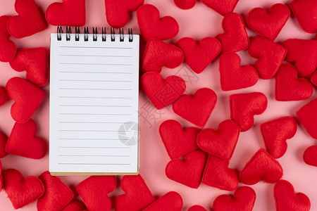 浪漫的红心形装饰上空白笔记本背景图片