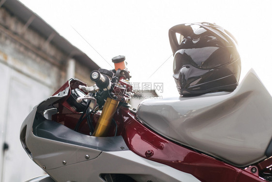 排气金属反射近身特技摩托车有很多开着的零件和美丽背景光线在上图片