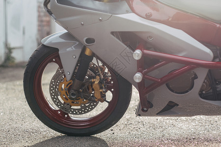 细节门近身特技摩托车有很多开着的零件和美丽背景光线在上骑图片