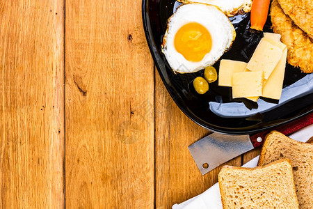 炸鸡蛋全谷物吐司奶酪热狗和一杯咖啡早餐用在木制桌边顶视线复印空间早餐概念上木制的喝传统图片