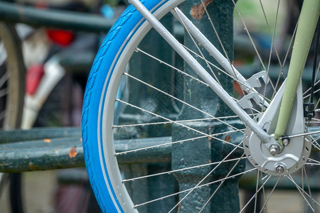 城市的传统自行车雨水过后双轮车在雨紧停放水滴挂在针头上雨后水滴挂针头上图片