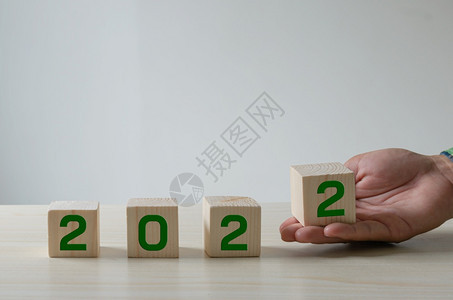 男人20年新快乐木制立方体持有的绿色数字复制想象图片