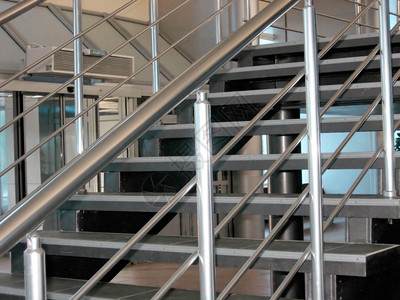 蓝色的踏板现代金属楼梯舞者图片