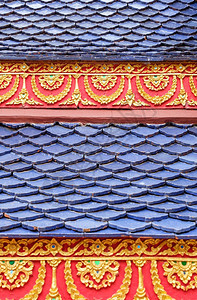 东方的户外在泰国寺庙的教堂屋顶上用传统泰国风格的金花雕塑蓝色瓷砖与金花雕塑遗产图片