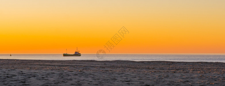 季节日落多彩橙色天空自然和运输背景时在海上航行的船舶景效果图片
