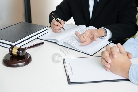 法官用律文件师咨询与商人顾问等手持法律文件的公司立法合作图片