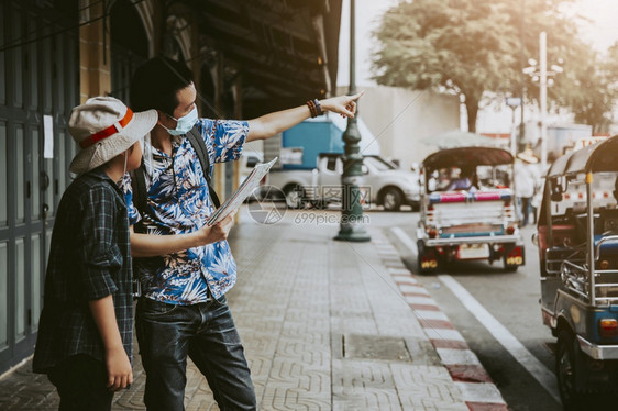 亚洲旅行者使用指南度假计划日和旅行概念的游者年轻的时尚包图片