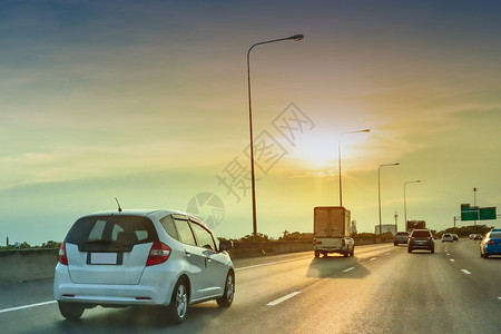 公路上的汽车驾驶公路上的汽和日落背景运输正面银城市图片