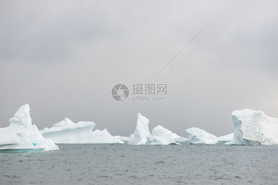 霜旅行一种太阳和黑暗天空前的冰山美丽图片