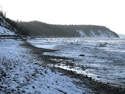 寒冷的水海洋冬季风景雪覆盖海边的岸景观洋冬季风景户外图片