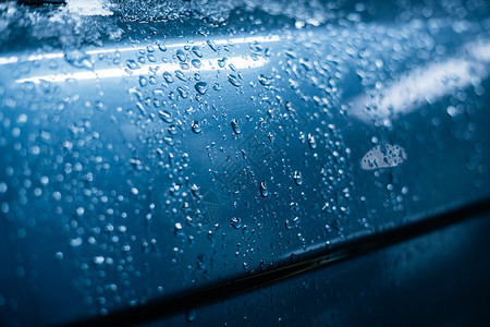 黑色的质地蓝车面上冷的水滴落于寒冷蓝色汽车表面清除图片