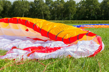 运动躺在绿草地上的滑翔伞降落牧场绿色图片